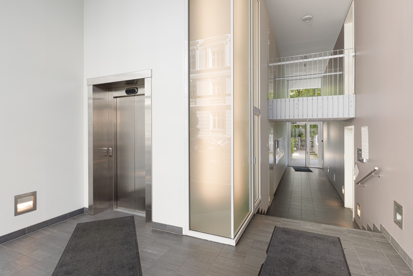 Boligen har adkomst via felles trappeoppgang og heis til leilighetsplan. Galleribilde