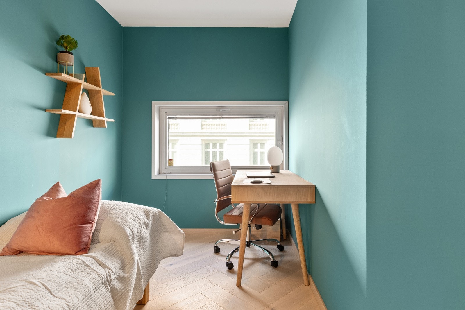Her er det både plass til seng, garderobeskap og en skrivepult slik at du kan utnytte deg av hjemmekontor. Galleribilde