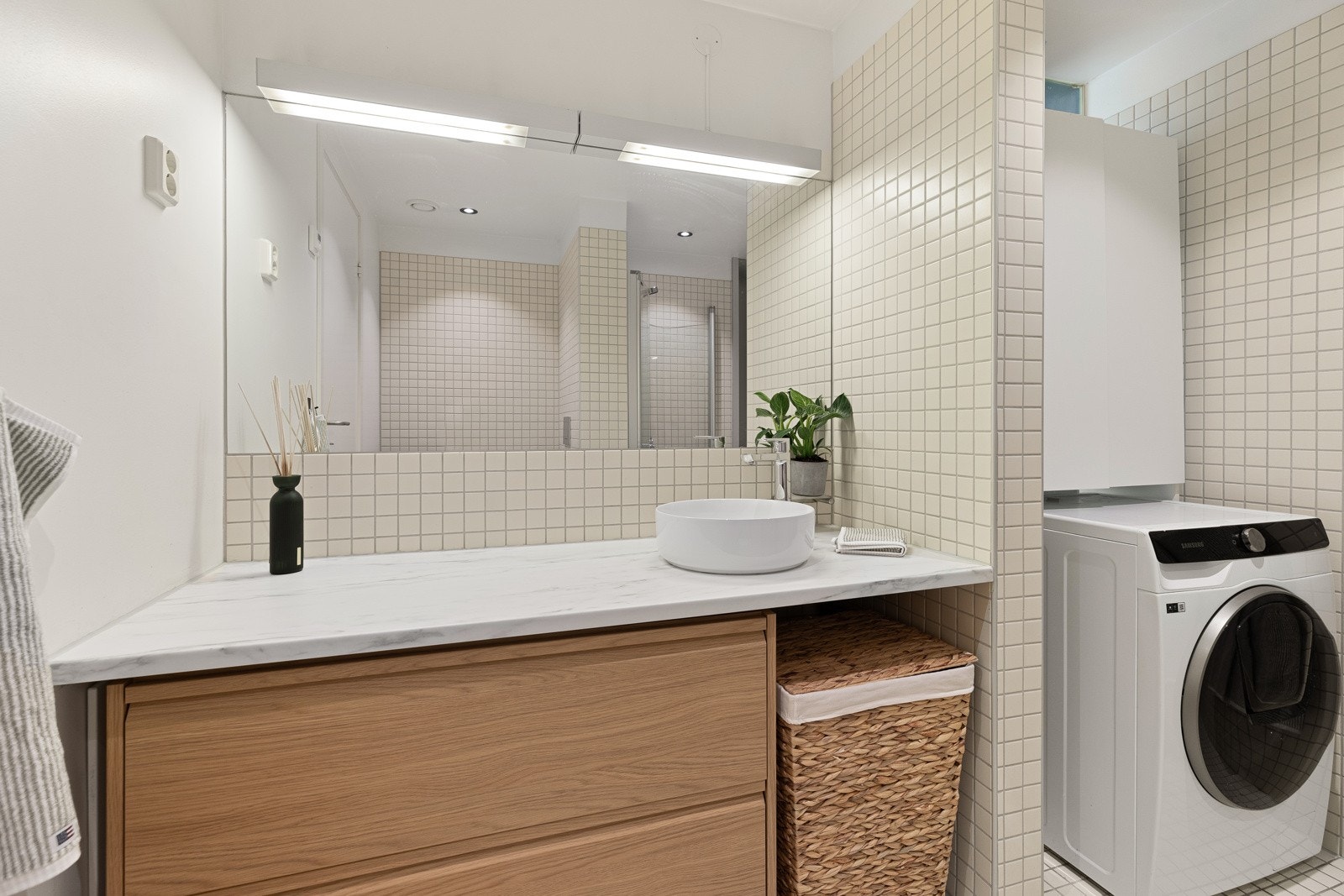 Flislagt baderom med behagelig varme i gulv og opplegg for vaskemaskin. Galleribilde