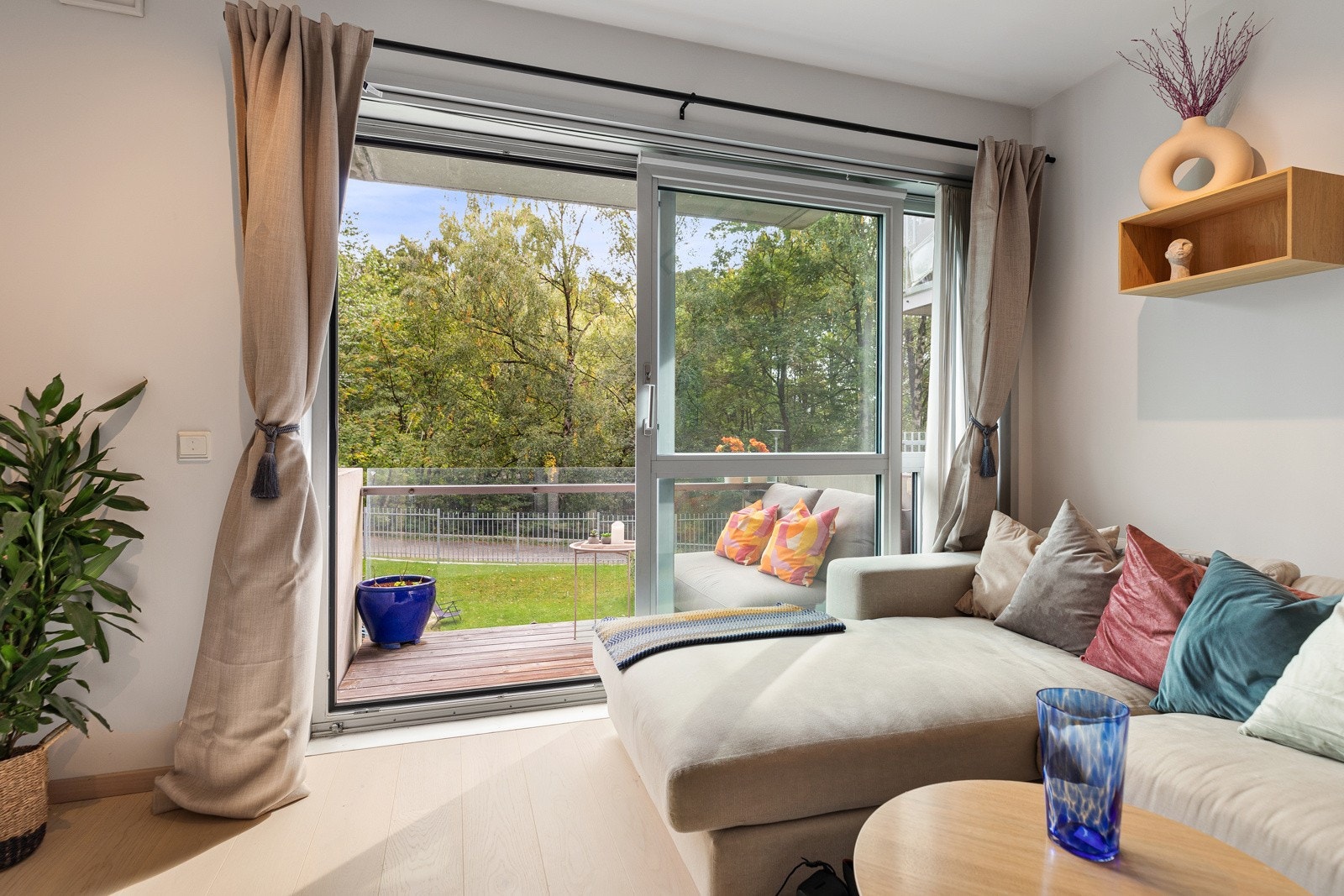 Balkongdøren kan skyves helt til siden, noe som gjør at balkongen blir en naturlig forlengelse av stuen på sommerhalvåret. Galleribilde