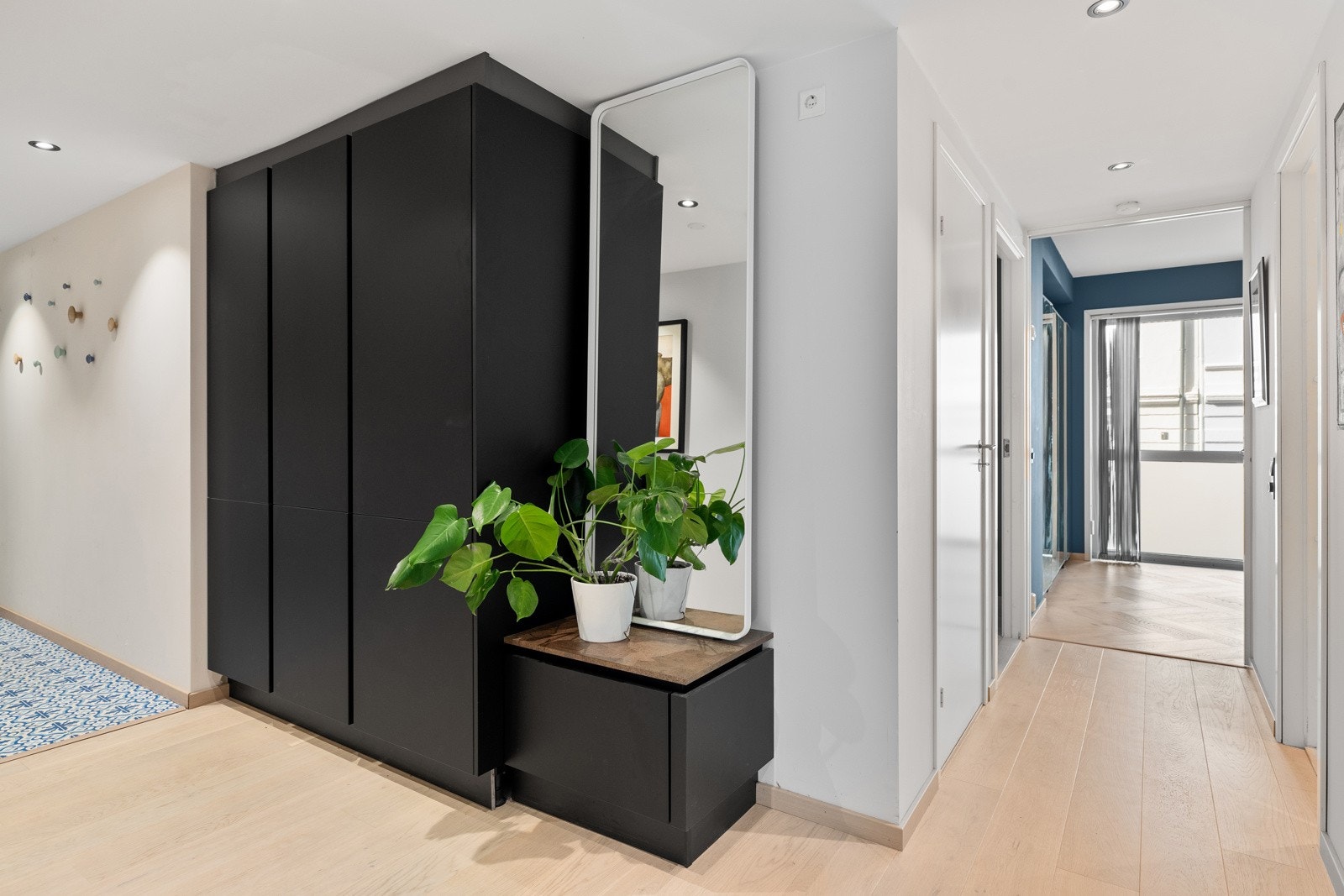 God lagringsplass i garderobeskap på rekke mot stuen. Galleribilde