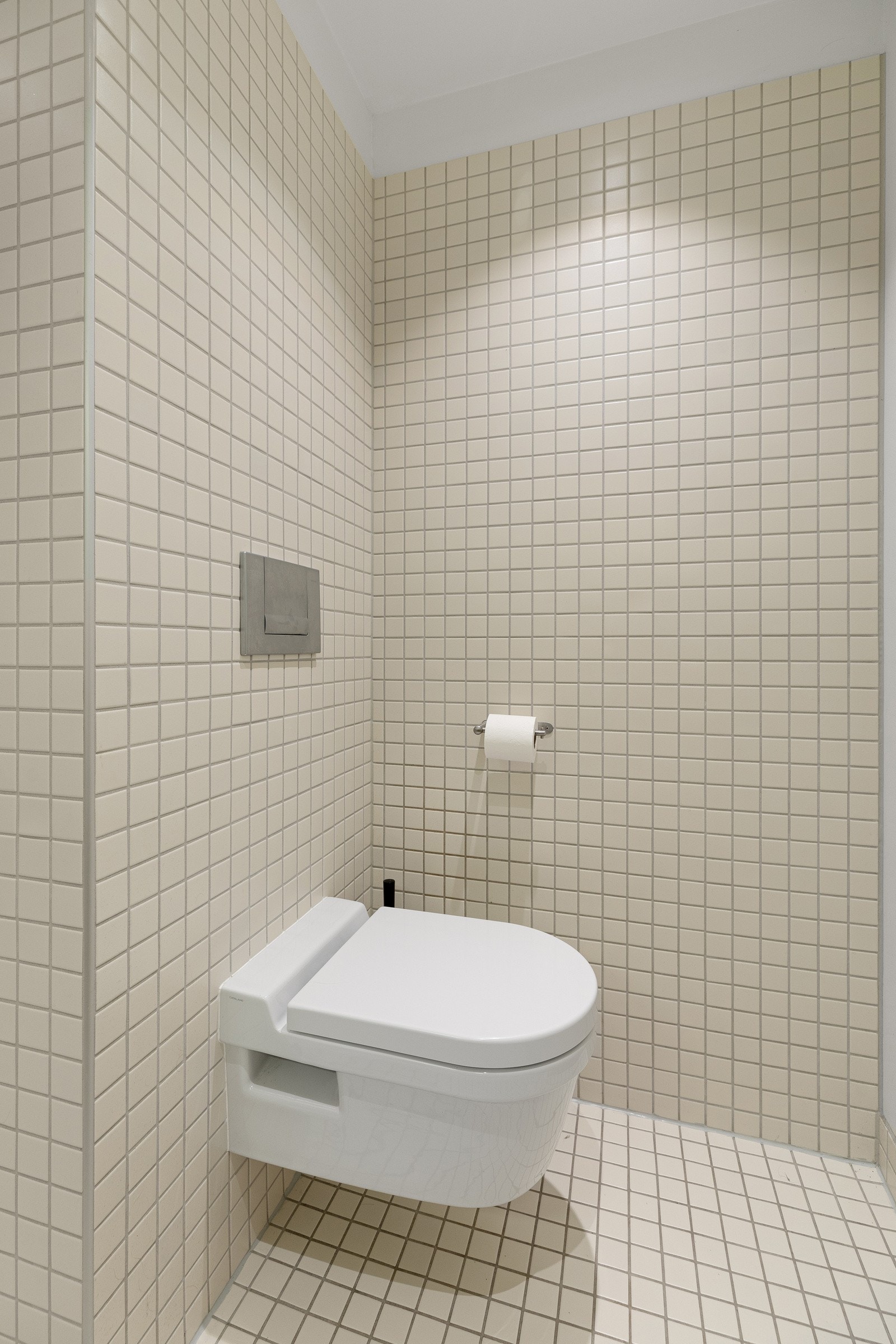 Innredningen byr på glatte fronter og plate med servantbolle. Galleribilde