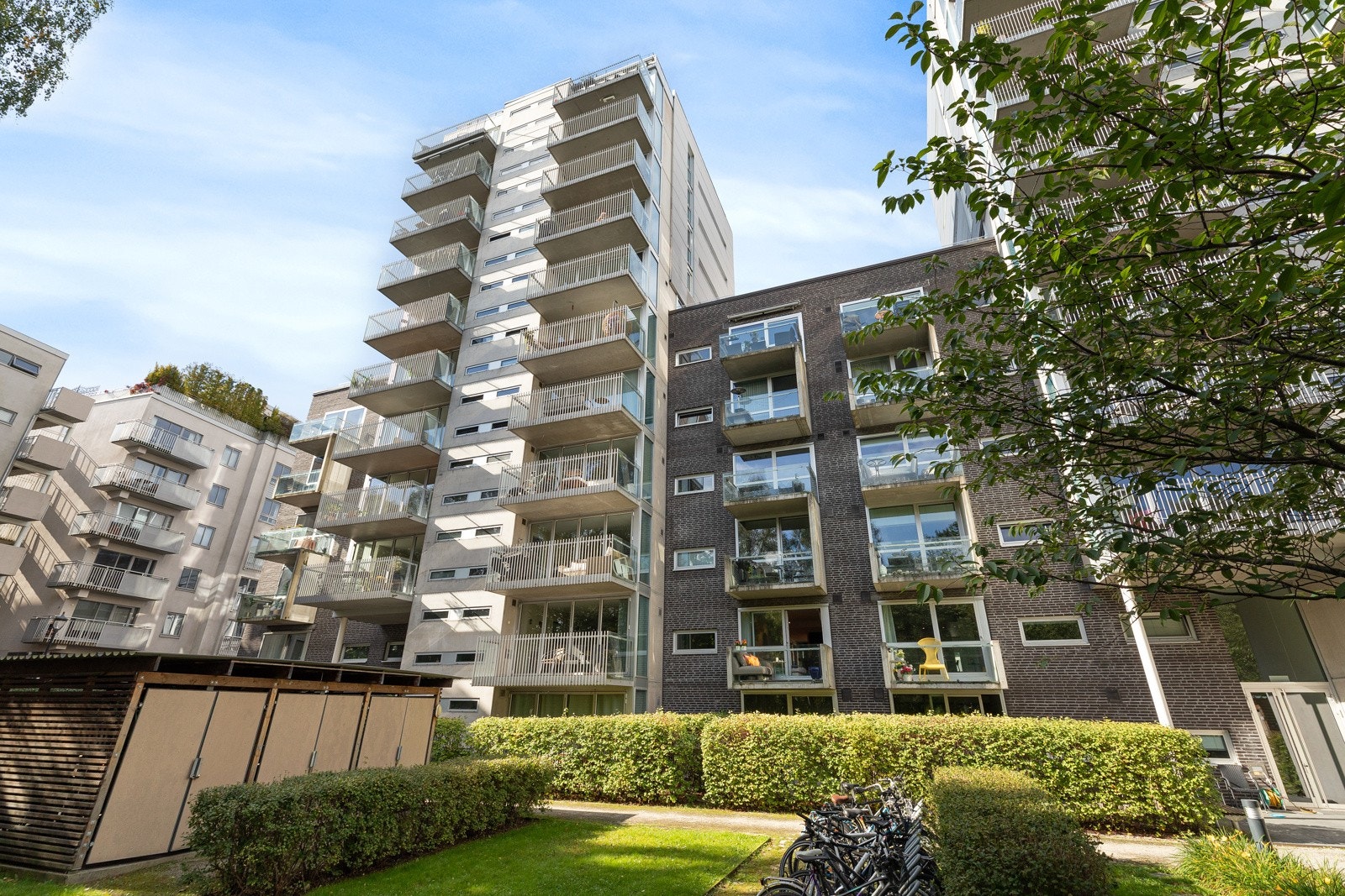 Fasade - Felleseiendommen er meget attraktiv med sitt frodige areal som vender ut mot Akerselva. Galleribilde