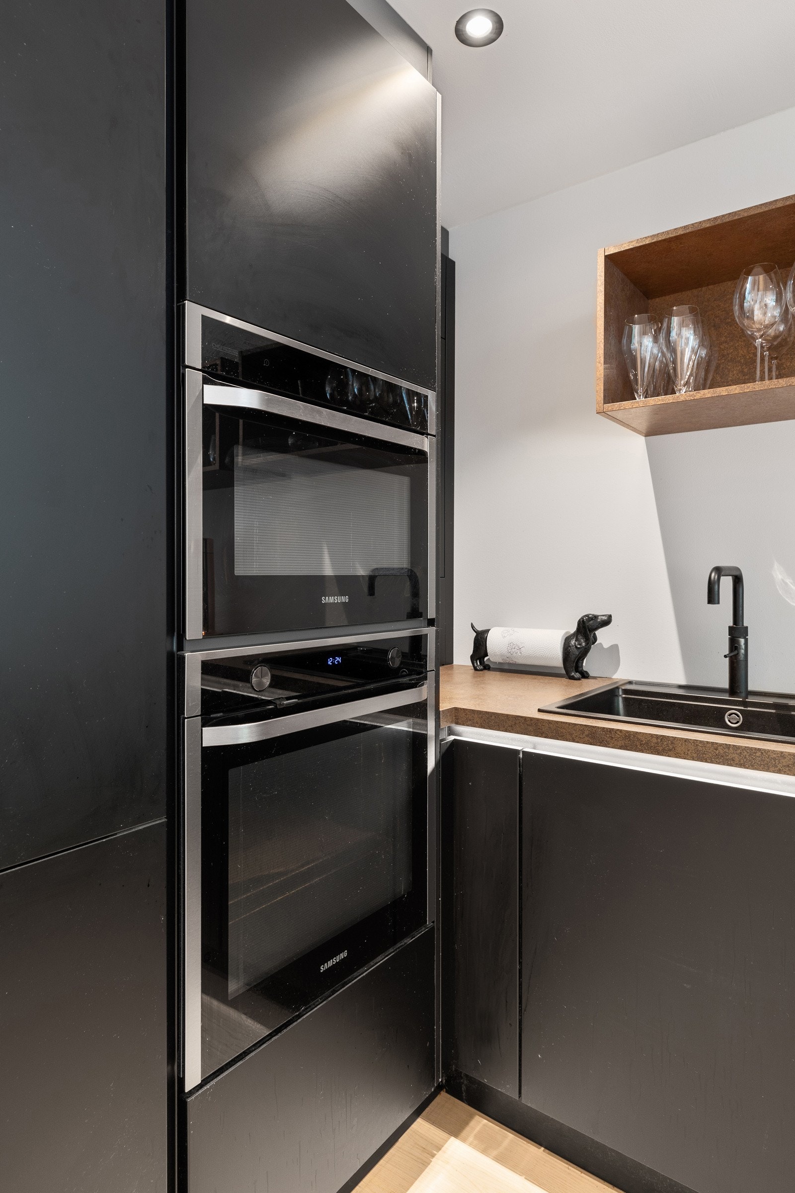 Integrert induksjonsplatetopp, stekeovn, mikrobølgeovn, oppvaskmaskin, vinskap og kjøle/fryseskap. Galleribilde