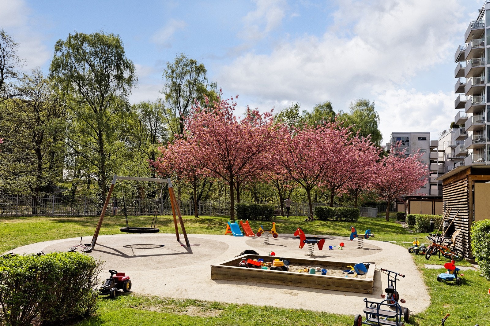 Her er det parkmessig opparbeidet bakhage som ligger inngjerdet og er meget barnevennlig. Galleribilde
