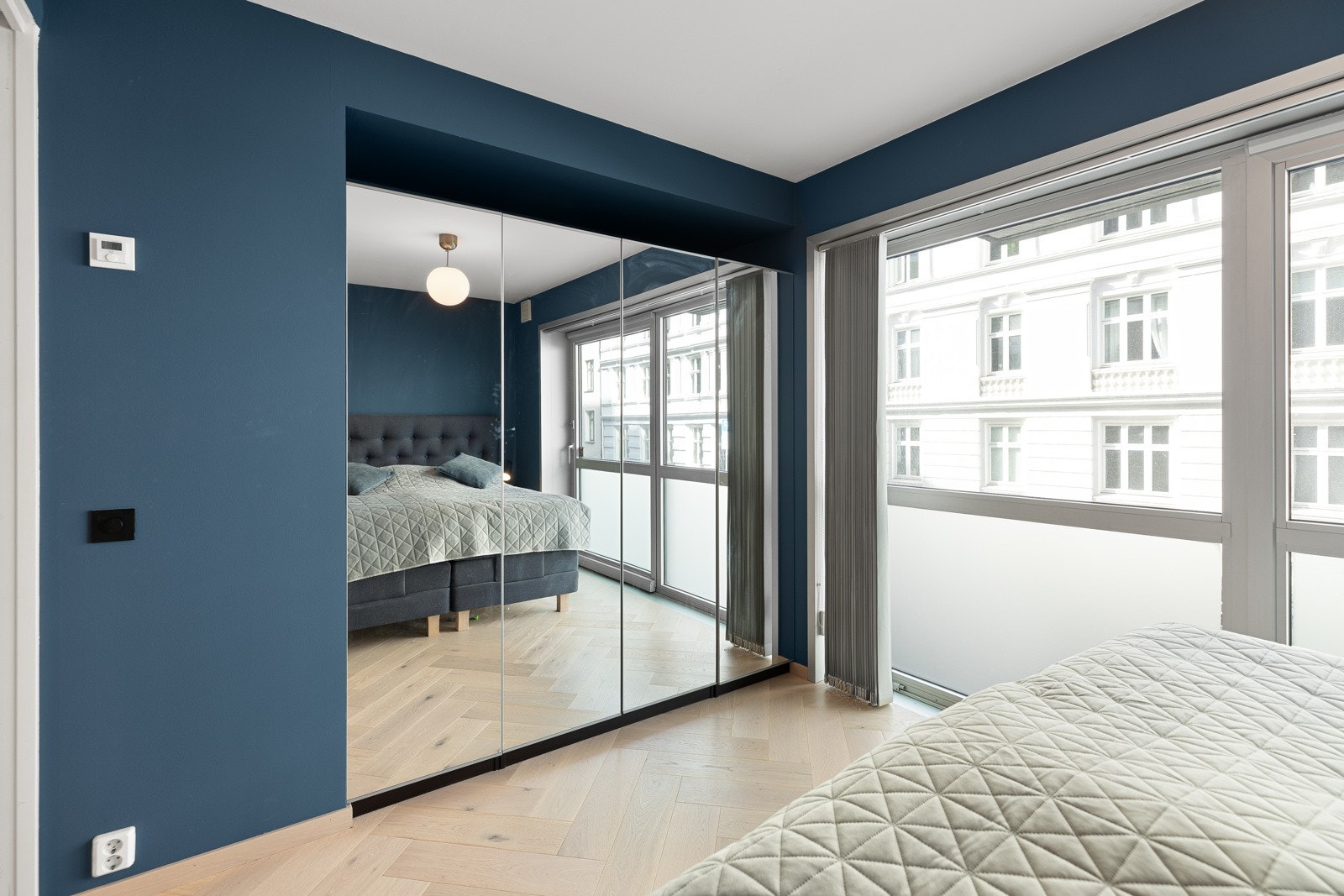 Gode oppbevaringsmuligheter i stort garderobeskap med speilfronter. Galleribilde