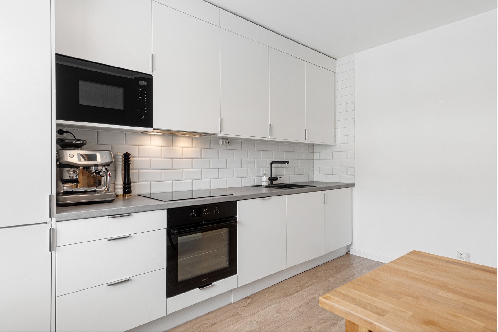 Moderne og praktisk innredet. Godt med skap- og benkplass Galleribilde