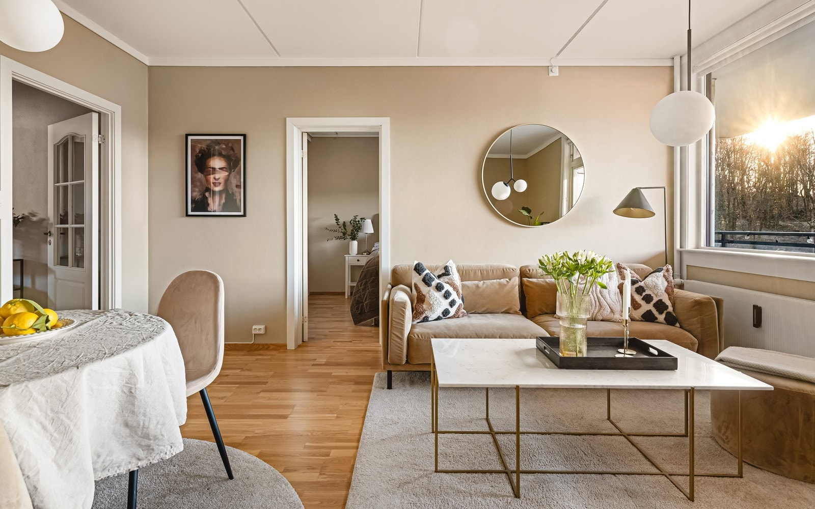 - Stuen kan enkelt innredes med både sofagruppe og spisegruppe - Galleribilde