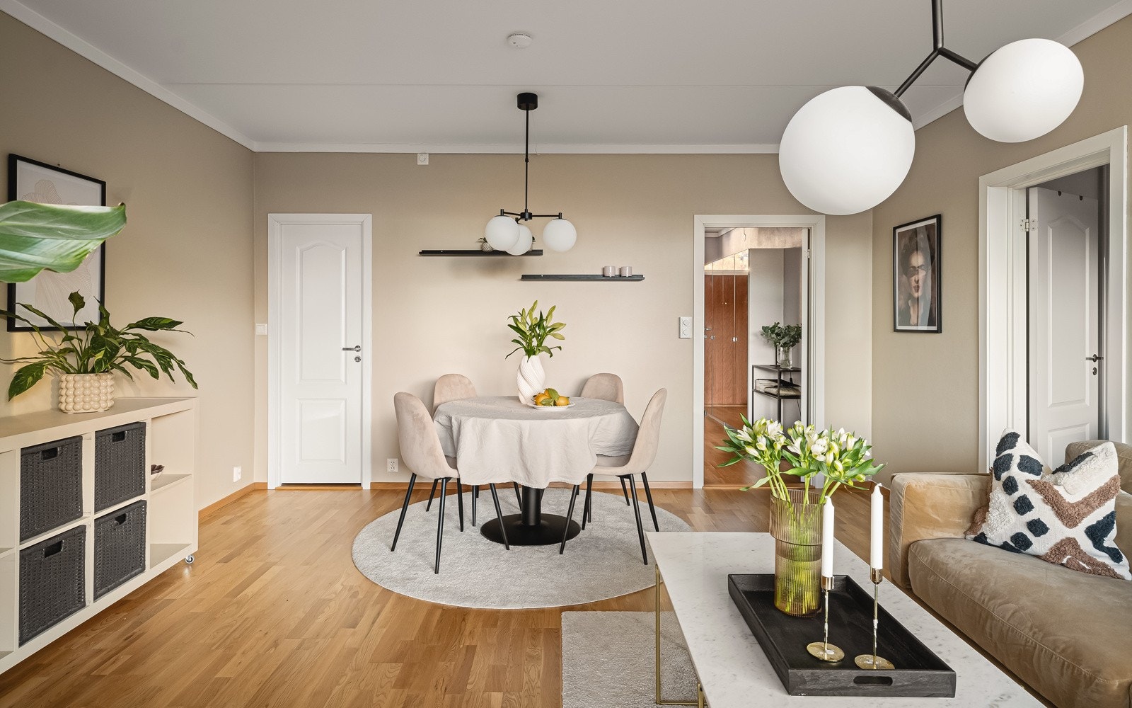 - På gulv er det lagt en lys tre-stavs parkett og veggene er malt i en lys beige, som skaper en moderne følelse - Galleribilde