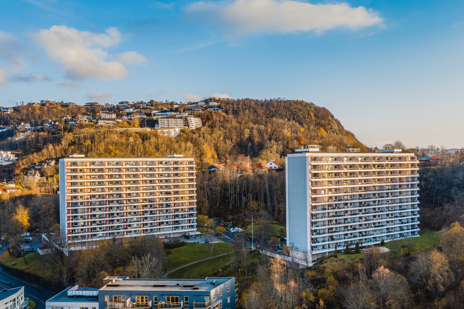 - Leiligheten ligger i et rolig, attraktivt og etablert boligområde på Landås/Sletten - Galleribilde
