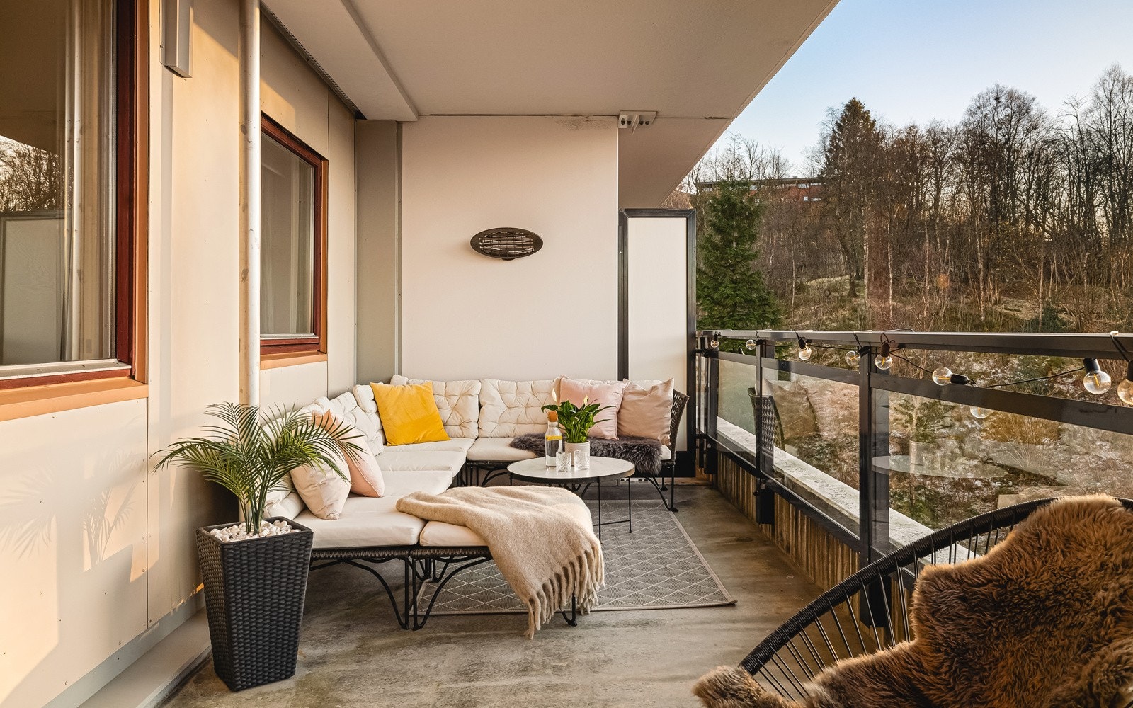 - Fra stuen kommer du ut til en stor, vestvendt terrasse på 16,8 kvm - Galleribilde
