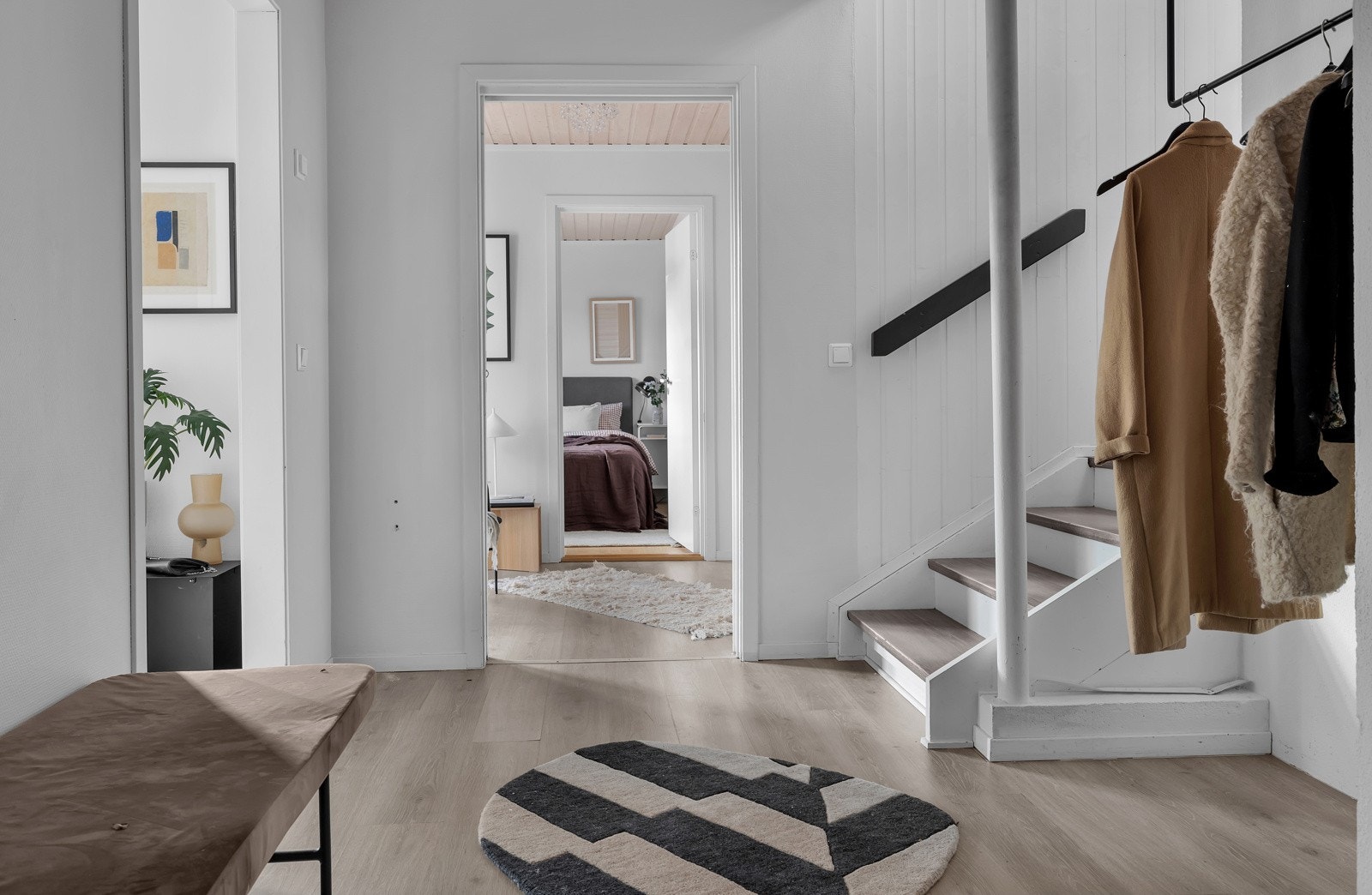 Hallen forgreiner seg til 2 soveromsavdelinger med egne bad Galleribilde