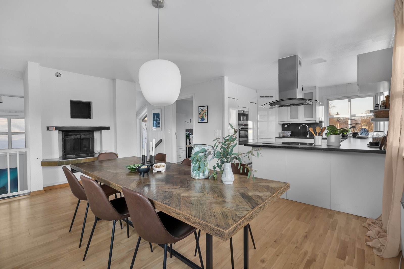 Selve kjøkkeninnredningen er delvis adskilt med kjøkkenøy Galleribilde