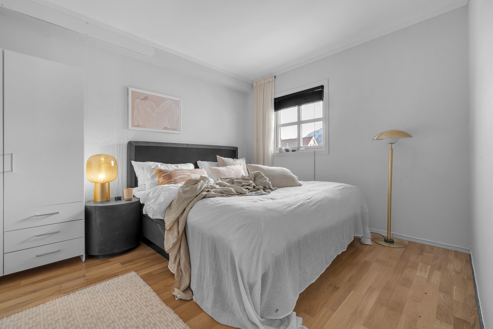 Soverom 4 i 1. etasje ligger på motsatt side av huset. Romslig soverom med eget bad Galleribilde