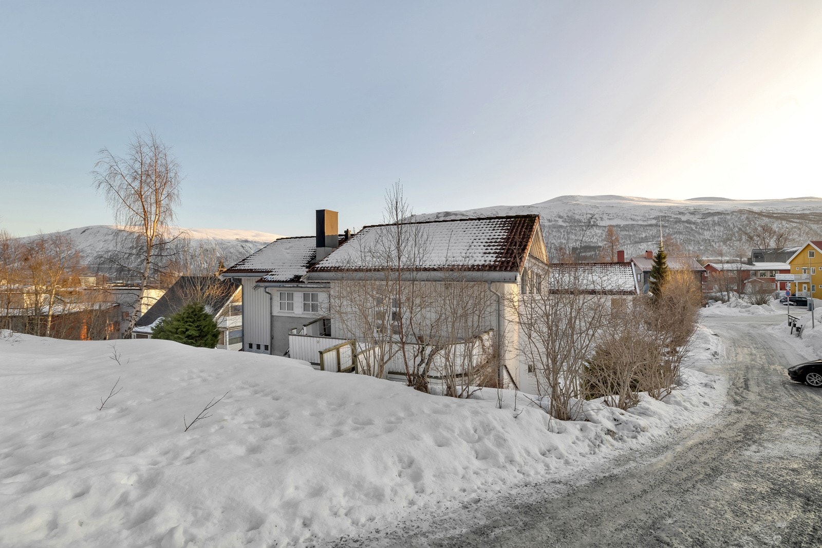 Kveldrovegen 8B er beliggende i Triangelen på Sør-Tromsøya. Korte avstander og kjappe gåturer til de fleste tilbud og fasiltieter du nytter i hverdagen Galleribilde