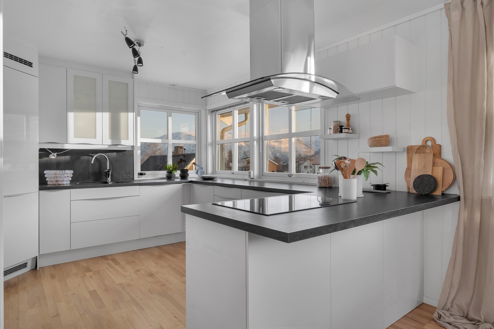 Stort og innholdsrikt kjøkken med rikelig skap -og benkeplass Galleribilde