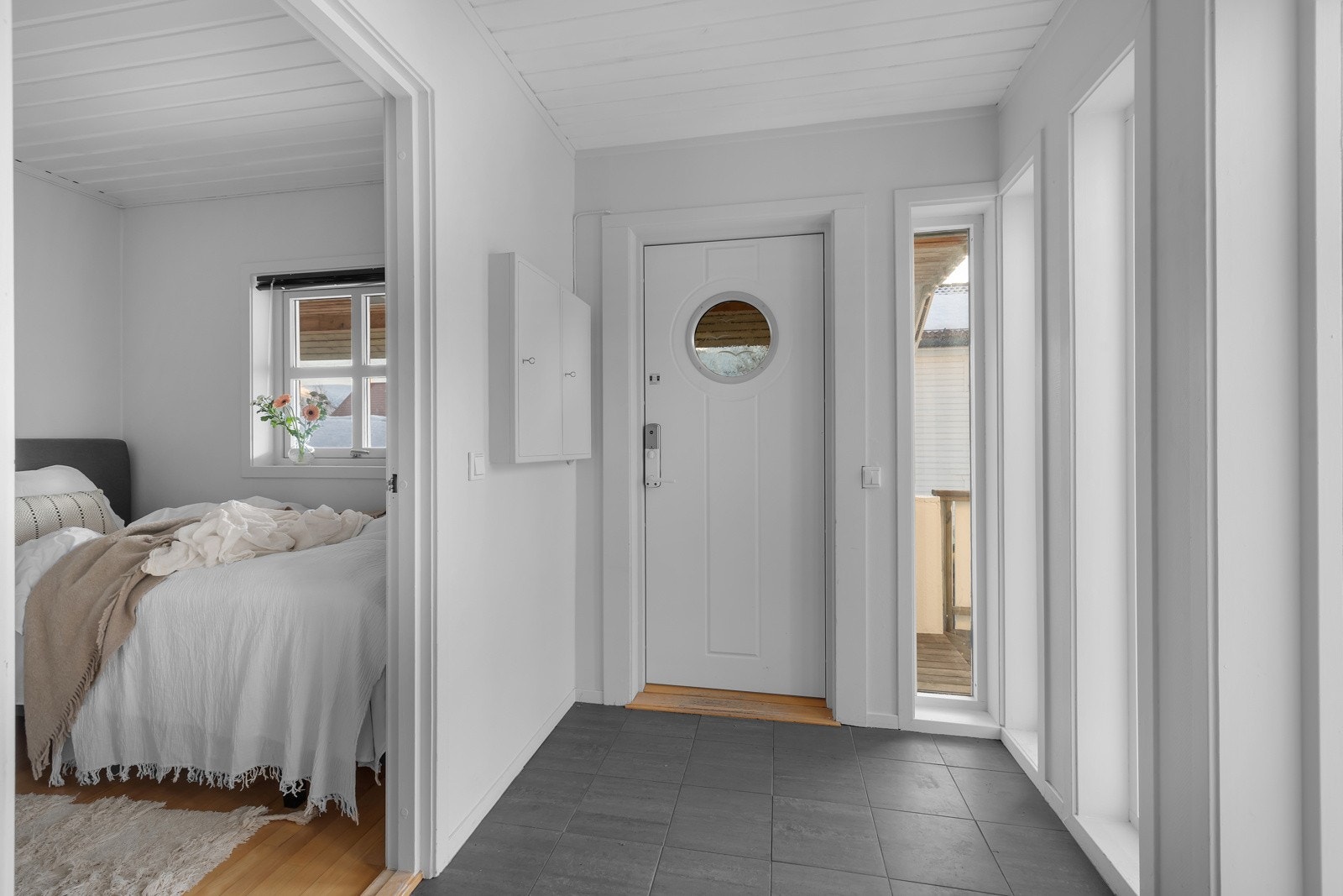 Velkommen inn! Det første som møter deg er et pent inngangsparti som leder deg videre til hall som forgreiner seg til forstue, soverom og bad Galleribilde