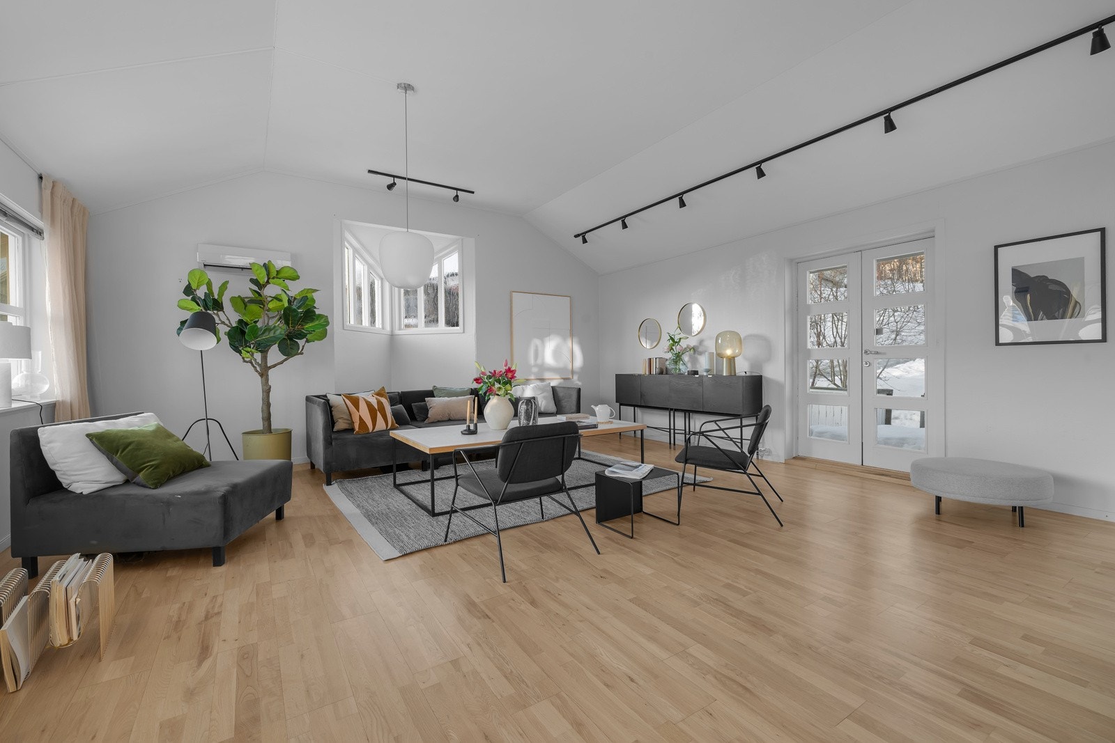 Dagligstuen er tilbaketrukket mot sør i 2. etasje Galleribilde