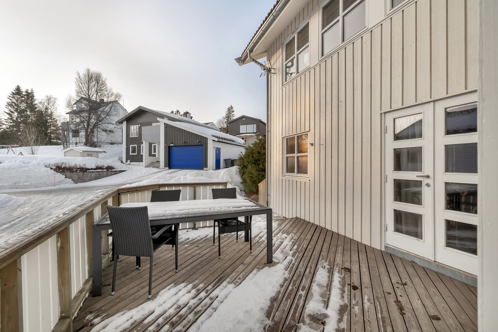 Fra forstuen er det utgang til stor sør-østvendt og solrik veranda Galleribilde