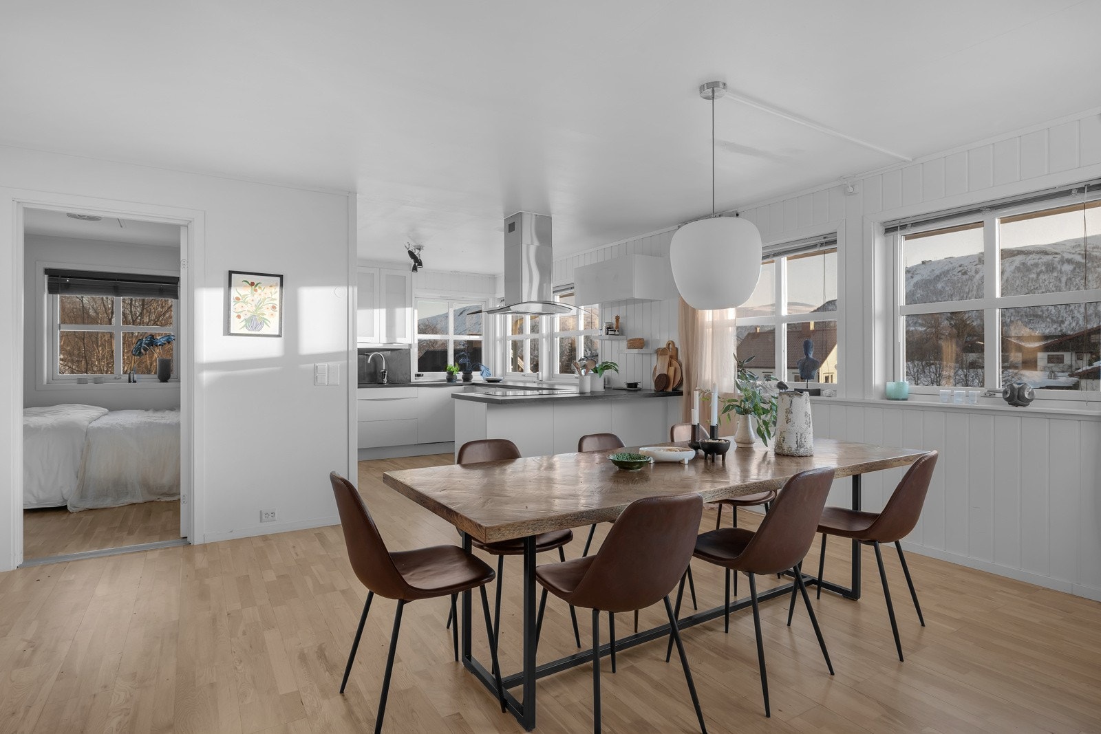 Rommet er av en sånn størrelse at du fint finner plass til en stor spisestue Galleribilde