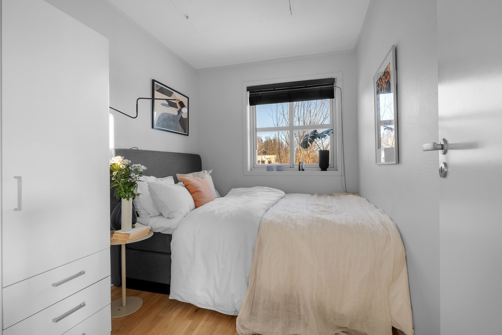 Herfra går du inn til boligens 5. soverom Galleribilde