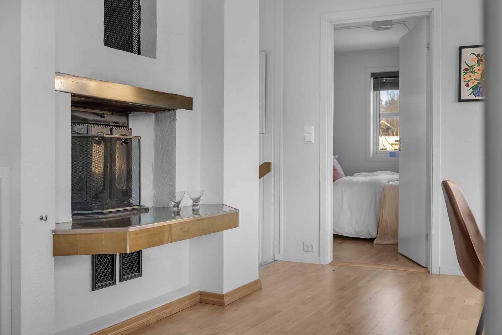 På kjøkkenet har du luksusen med vedovn Galleribilde