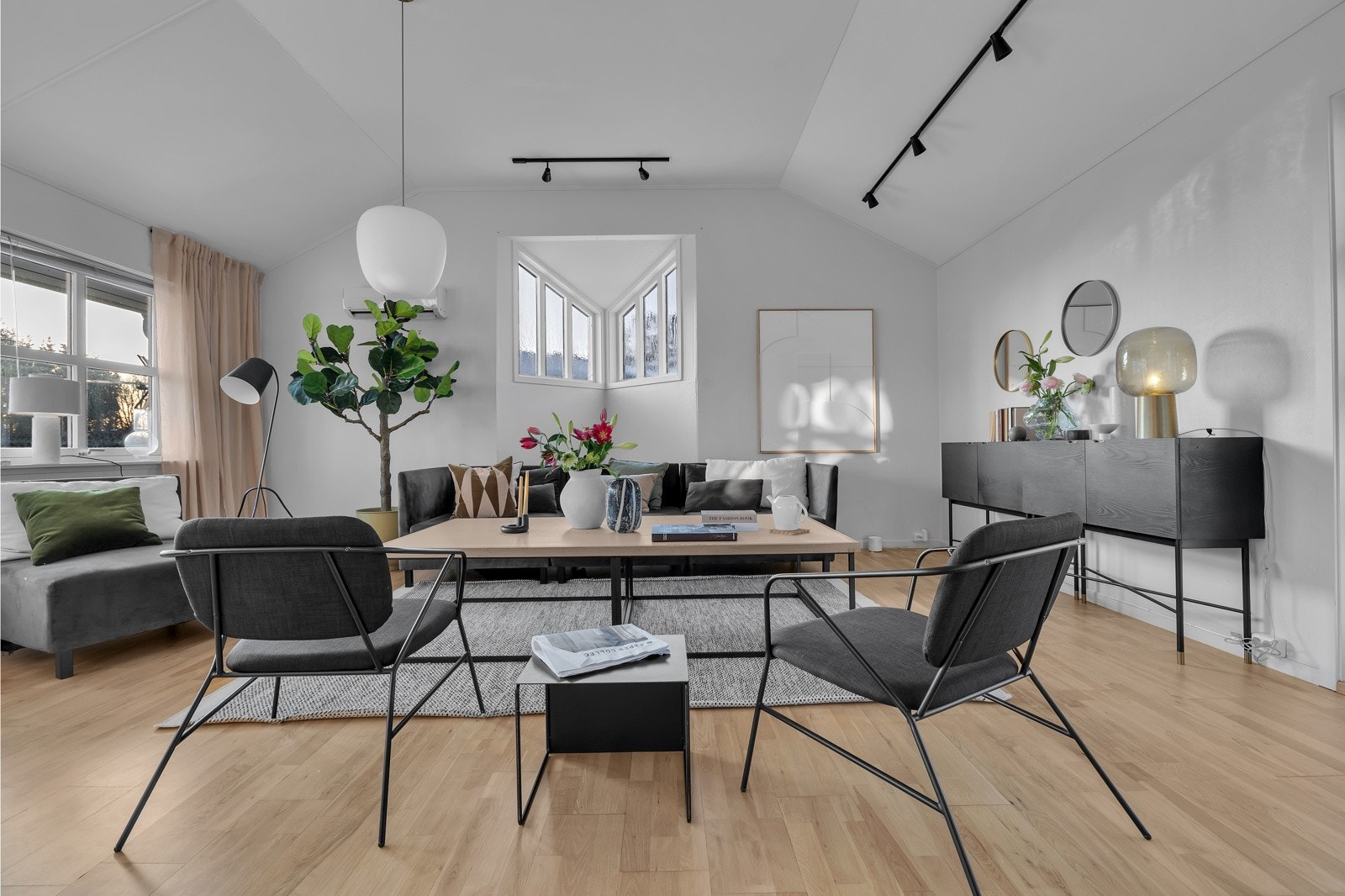 Rommet er av god størrelse og har flott takhøyde Galleribilde