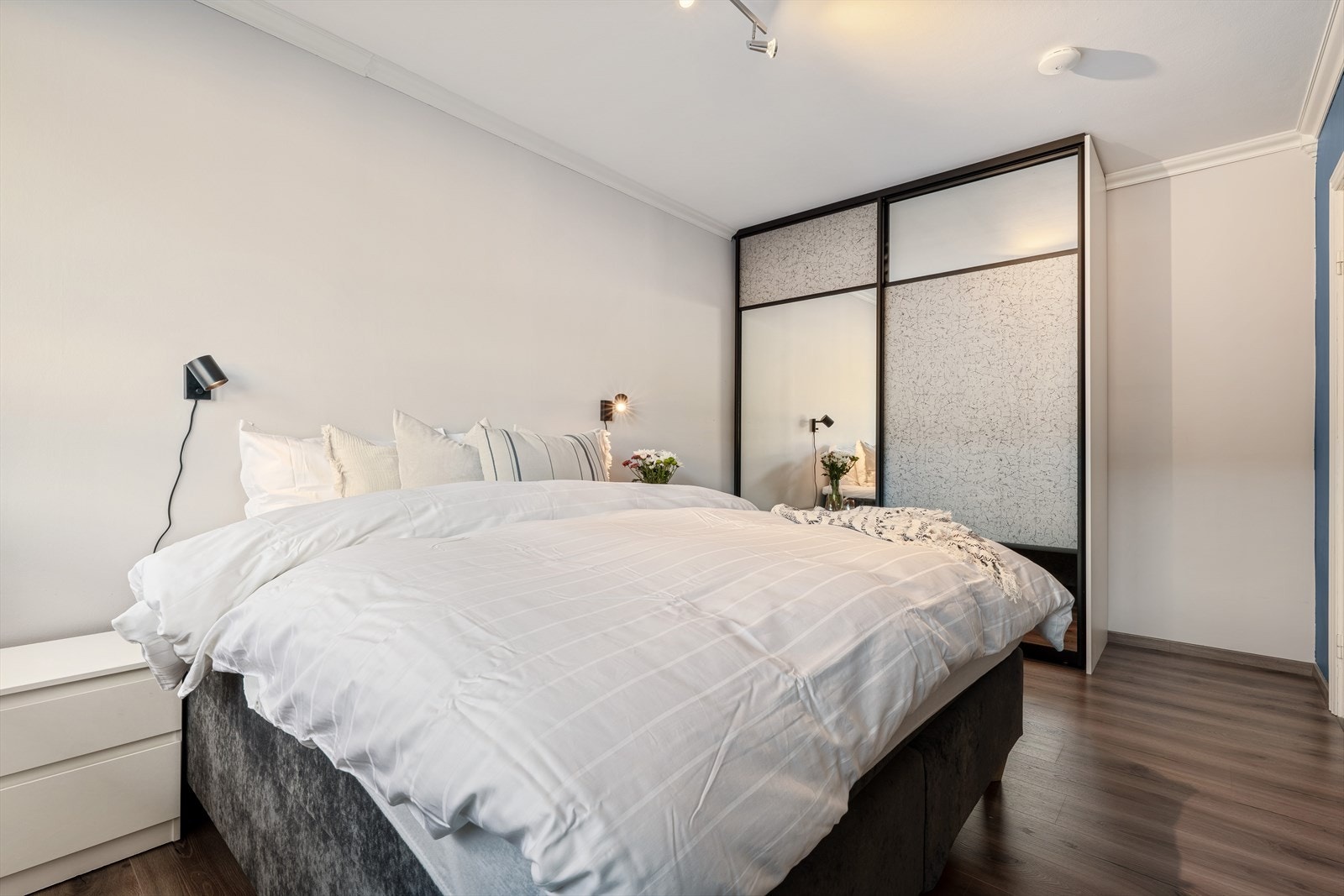 - Plassbygd garderobeløsning med god plass til oppbevaring - Galleribilde