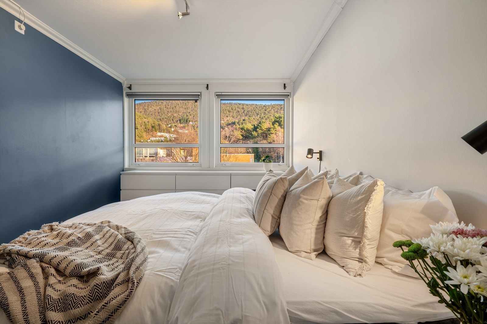 - Her har man god plass til seng i ønsket størrelse og tilhørende møblement - Galleribilde