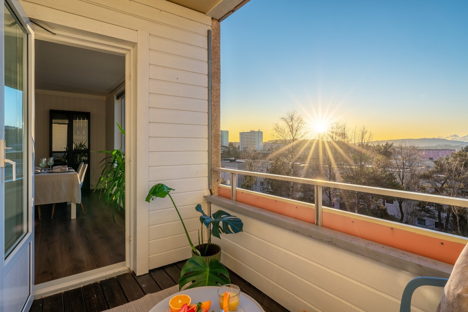 - Leiligheten har en herlig vestvendt balkong med gode solforhold midtsommers - Galleribilde