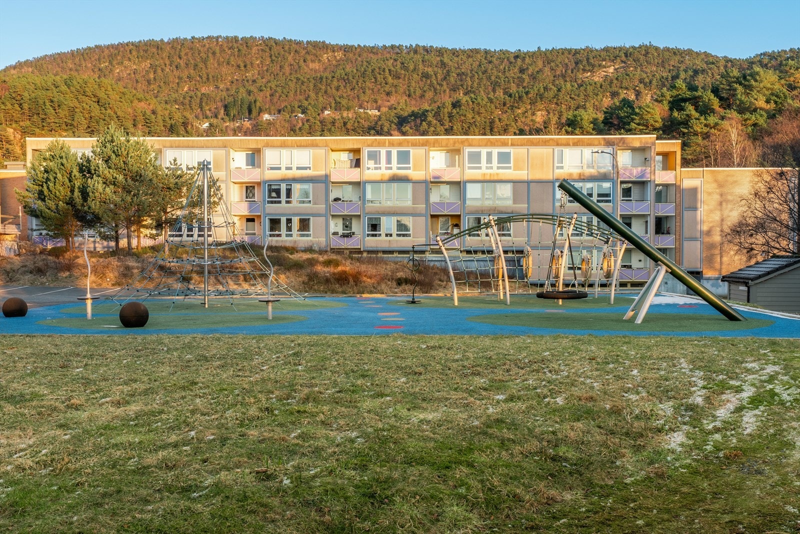 - Borettslaget har flotte fellesarealer med lekeplasser, benker og beplantning - Galleribilde