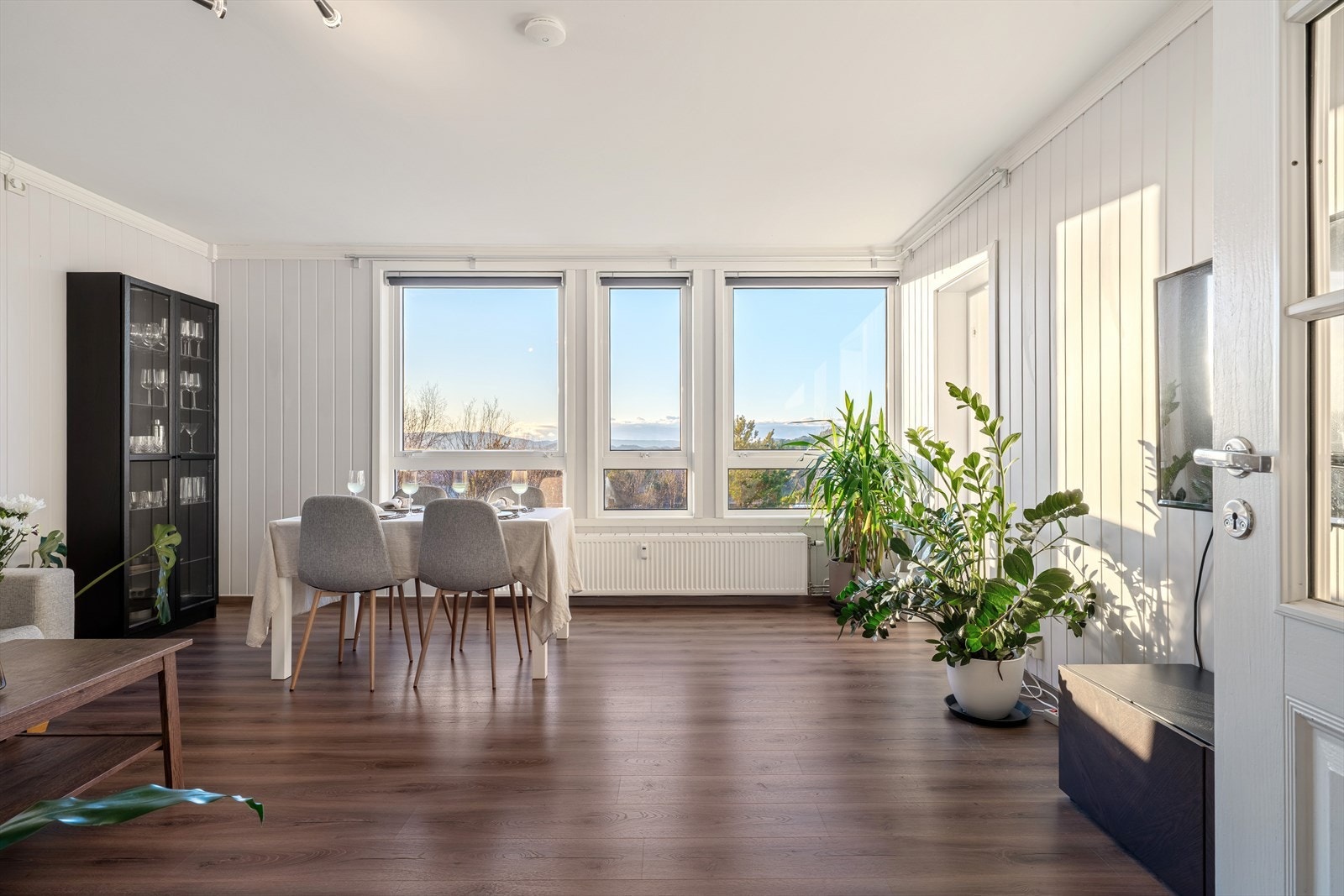 - Leiligheten har lyse fargetoner på veggene, noe som gjør det enkelt å innrede med dine egne møbler - Galleribilde