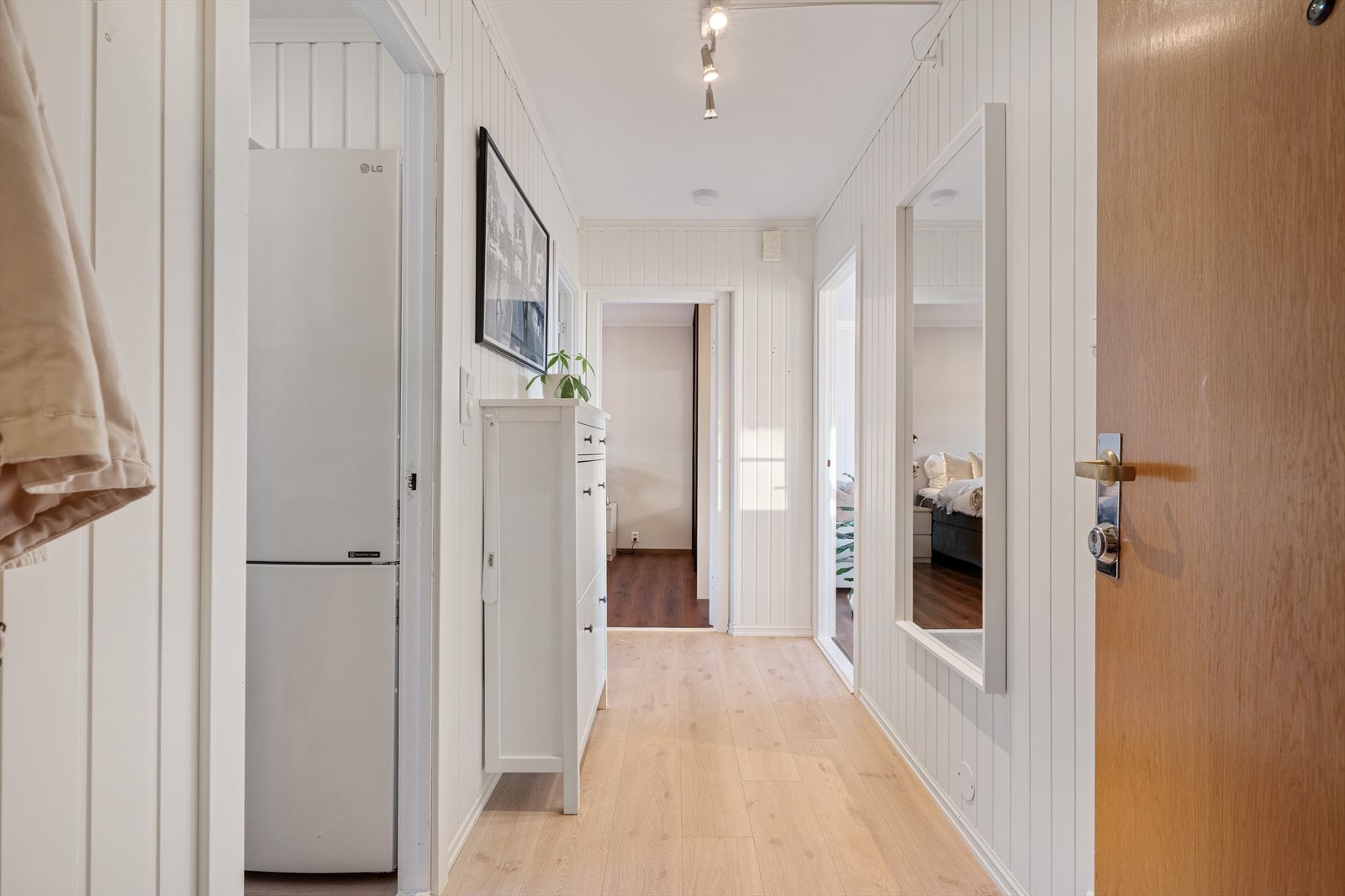 - Her er det god plass til oppbevaring av sko og yttertøy - Galleribilde