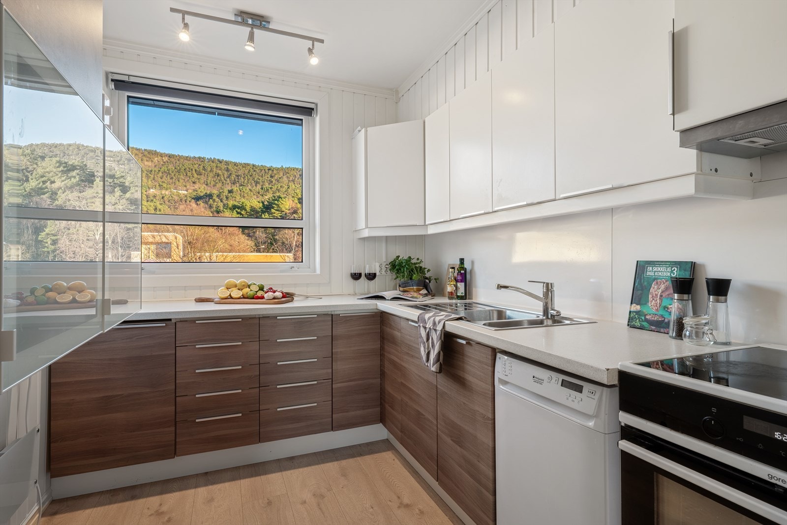 - Kjøkkeninnredning med slette fronter og benkeplate av laminat - Galleribilde