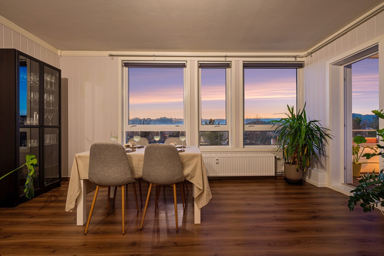 - Stuen strekker seg utover et areal på 23,6m² - Galleribilde