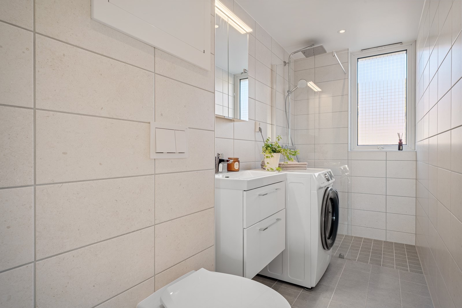 - Helfliset baderom med tidløst farge- og materialvalg. Badet ble pusset opp i 2024 - Galleribilde