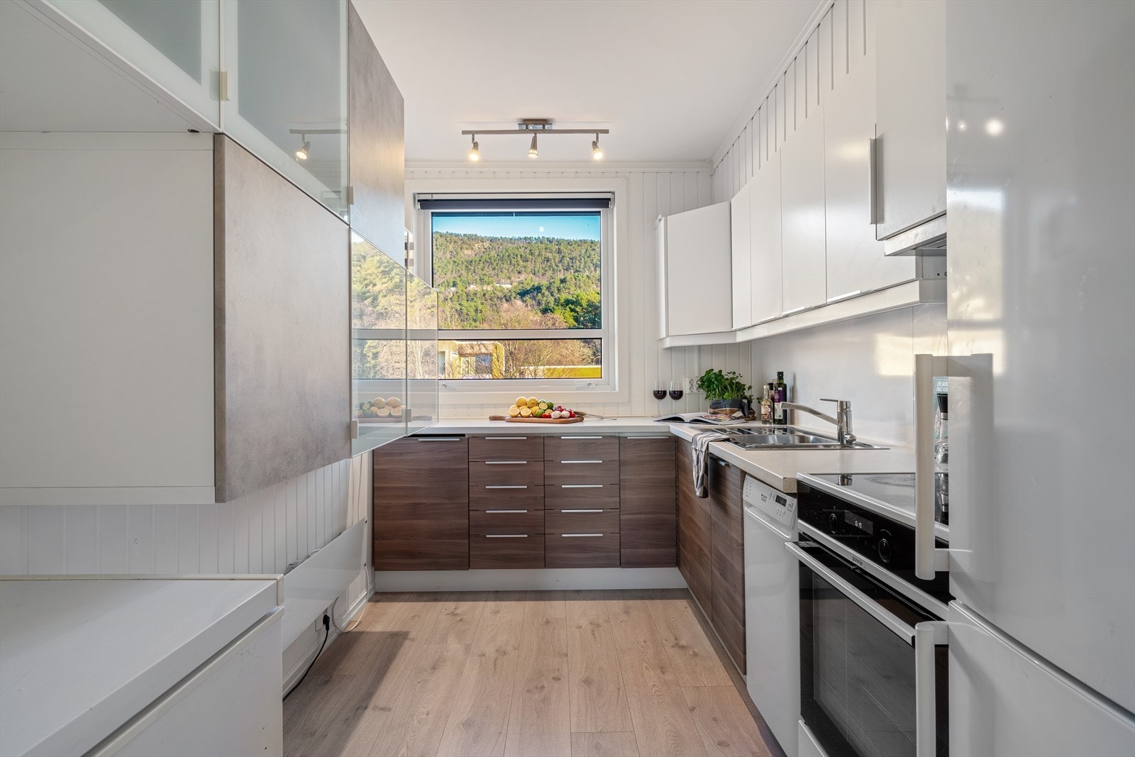 - I 2015 ble kjøkkenet oppgradert med nye skapfronter og ny benkeplate - Galleribilde