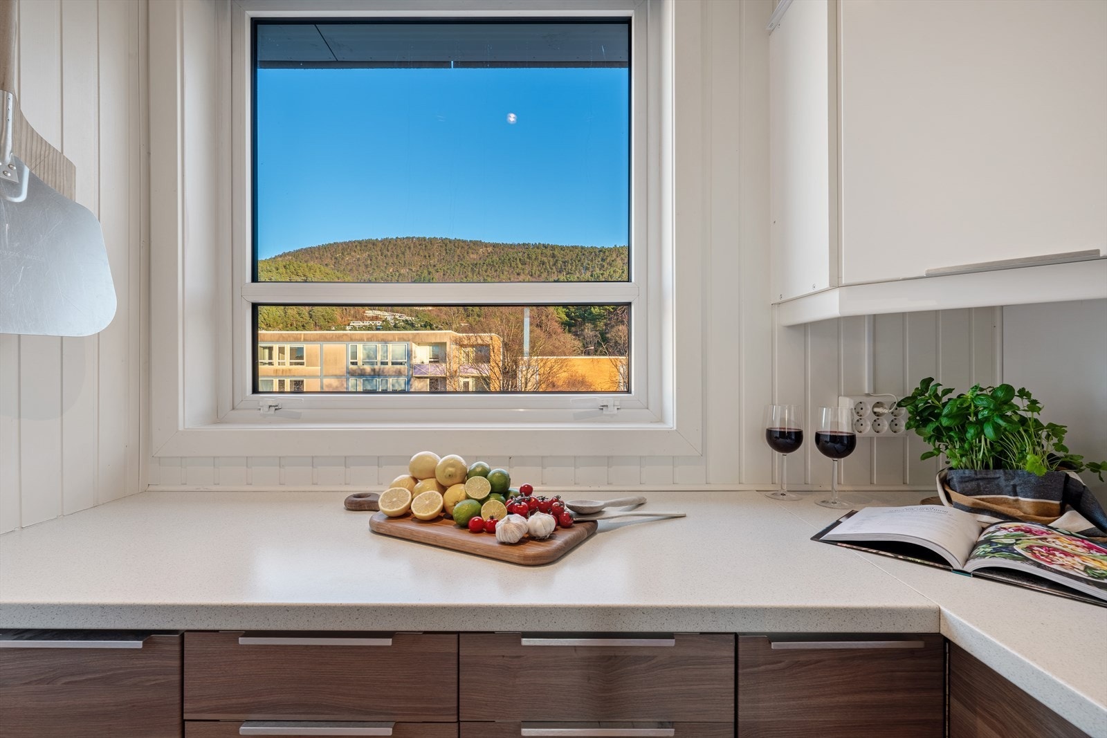 - Her kan middagen tilberedes til en nydelig utsikt over nærområdet og vakker natur - Galleribilde