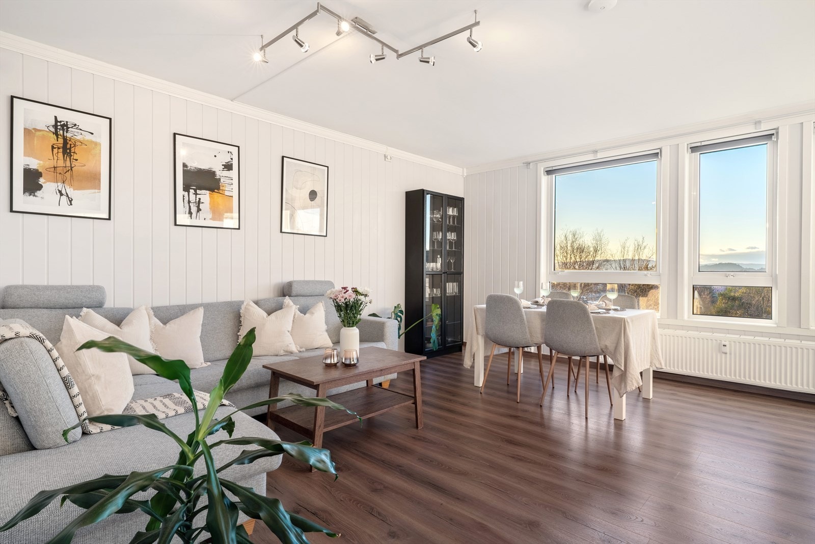 - Her er det god plass til sofagruppe og spisebord i hver sine naturlige soner - Galleribilde