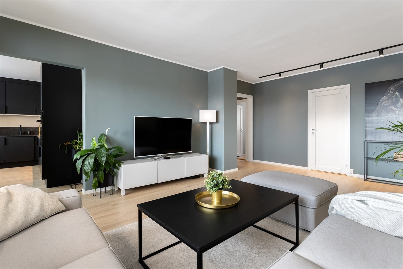 Den åpne planløsningen skaper en sosial og innbydende atmosfære, perfekt for både hverdag og gjestebesøk. Galleribilde