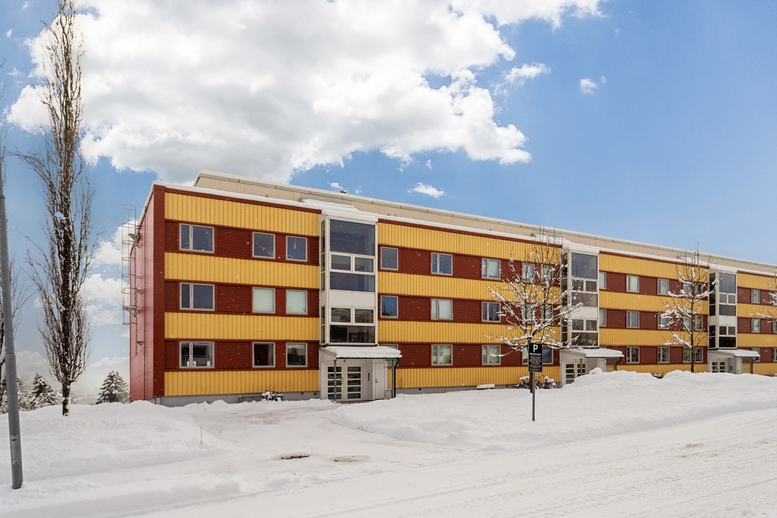 Her bor du i rolige omgivelser med lite trafikk, samtidig som du har kort vei til skoler, barnehager og kollektivtransport. Galleribilde