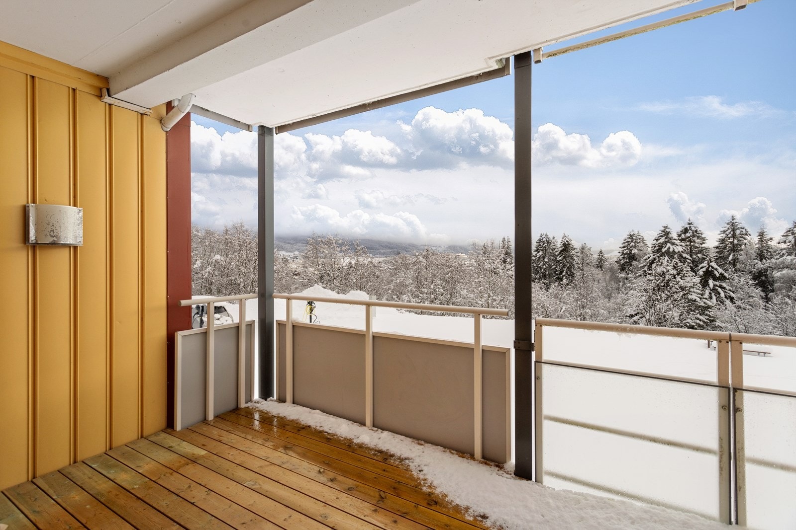 Balkongen er vendt mot sør og er på 8 kvm. Herfra har utsikt ut mot flotte friområder. Galleribilde