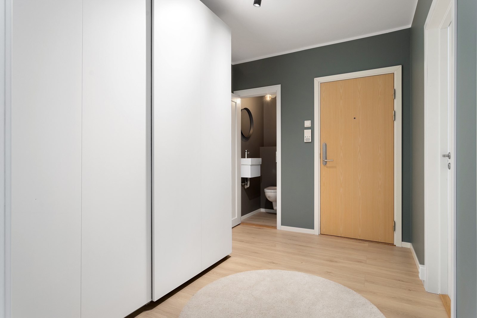 Boligen har en lys og innbydende entré med god plass til oppbevaring. Galleribilde