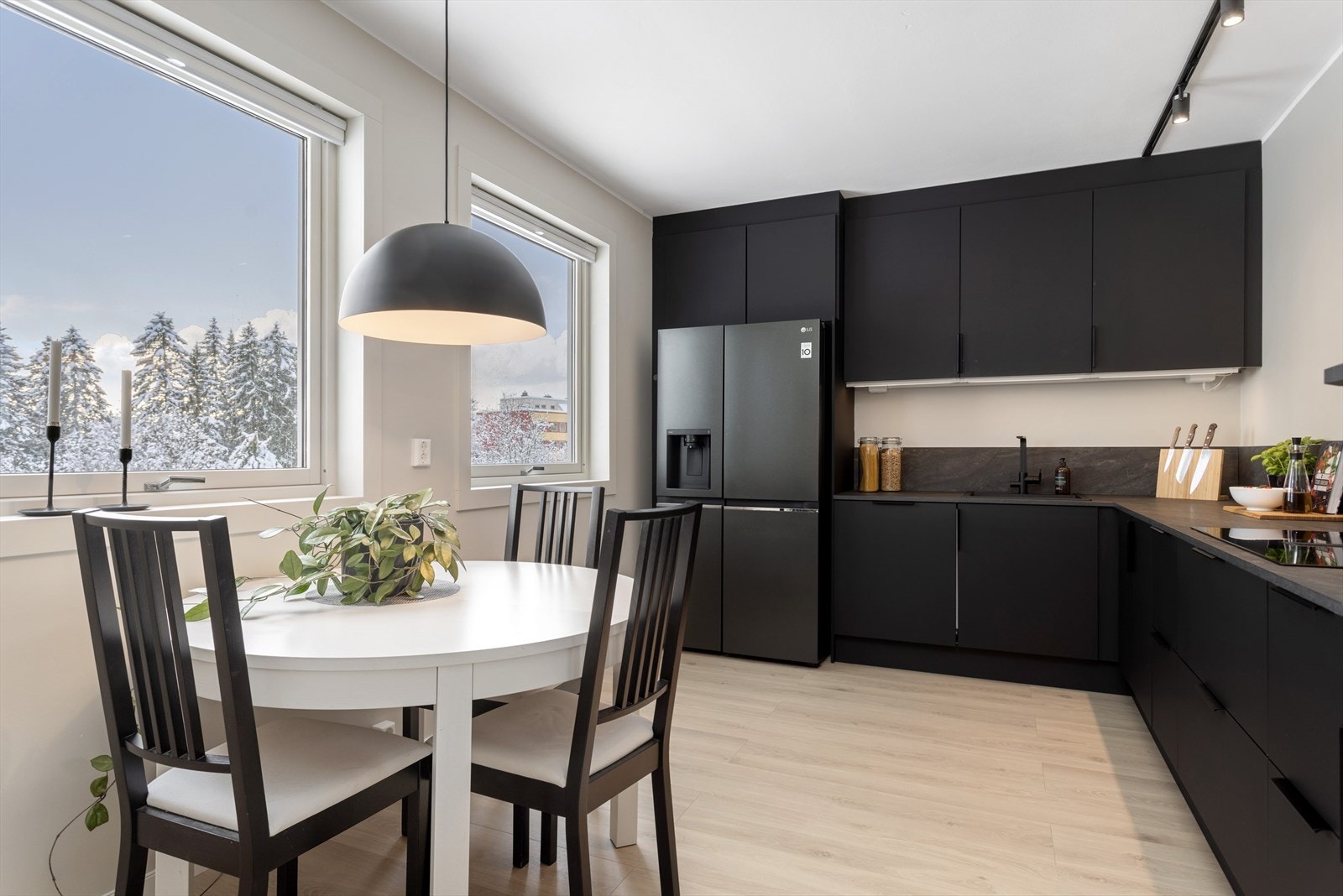 Leiligheten har et stilrent og funksjonelt kjøkken fra Danske Aubo med integrerte hvitevarer og gjennomtenkte løsninger. Galleribilde