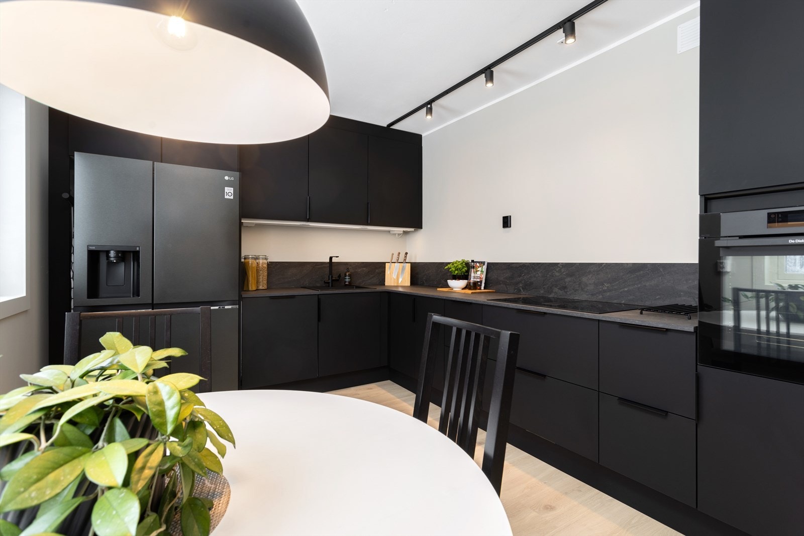 Kjøkkenet har blant annet platetopp med integrert ventilator, komfyr med pyrolysefunksjon. I tillegg har du side-by-side kjøleskap med is- og vanndispenser som gir en brukervennlig opplevelse. Galleribilde