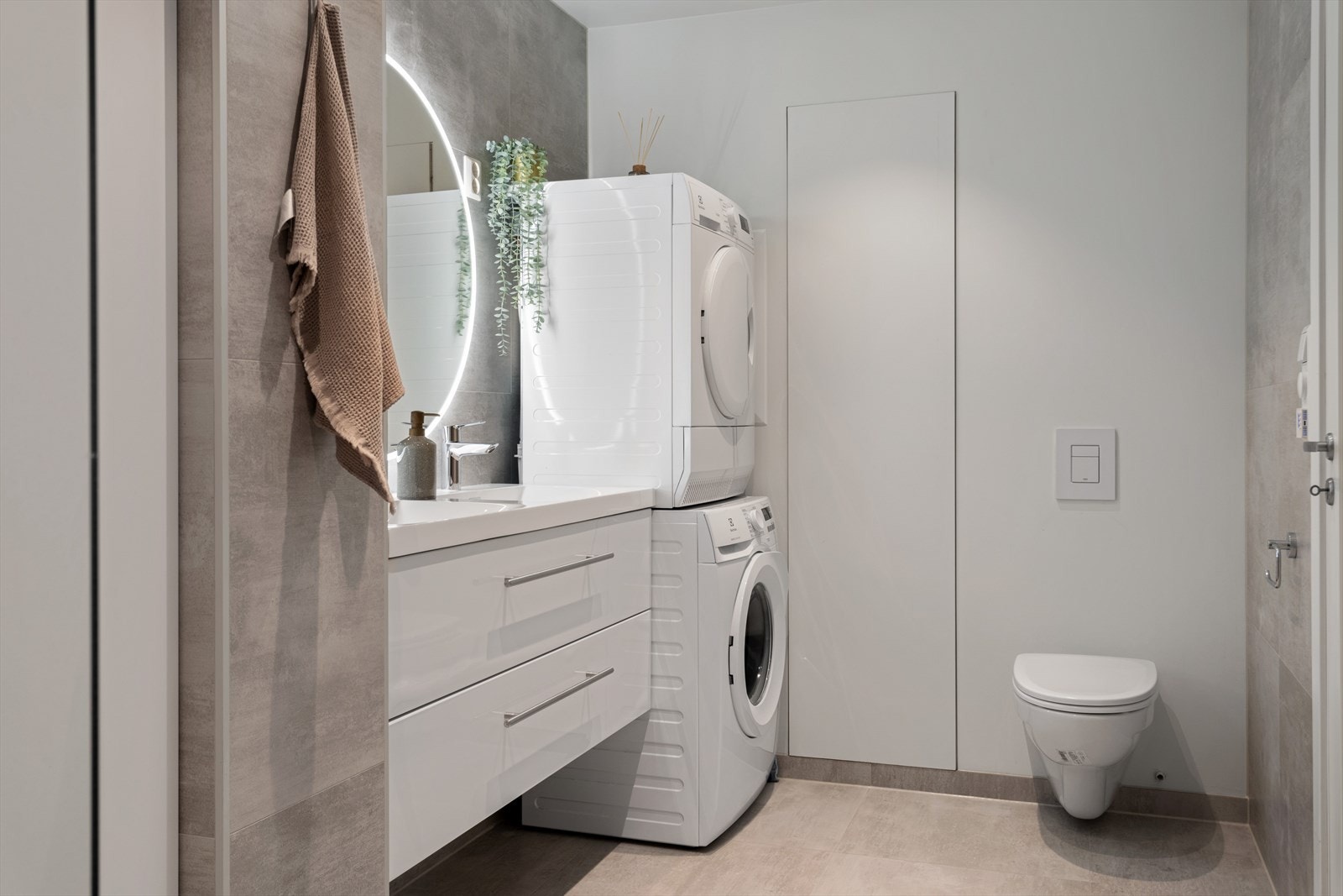 Oppgradert belysning og downlights skaper en stilren atmosfære. I fremkant sees det integrerte skapet. Galleribilde