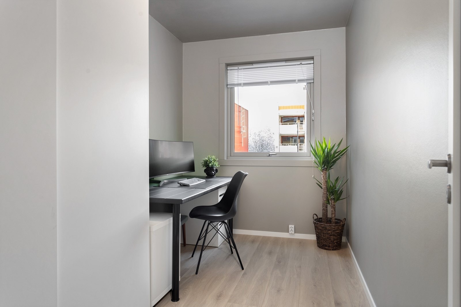 Det er trådløs lysstyring på enkelte rom i leiligheten. Dette gir mulighet for å tilpasse belysningen etter behov. Galleribilde