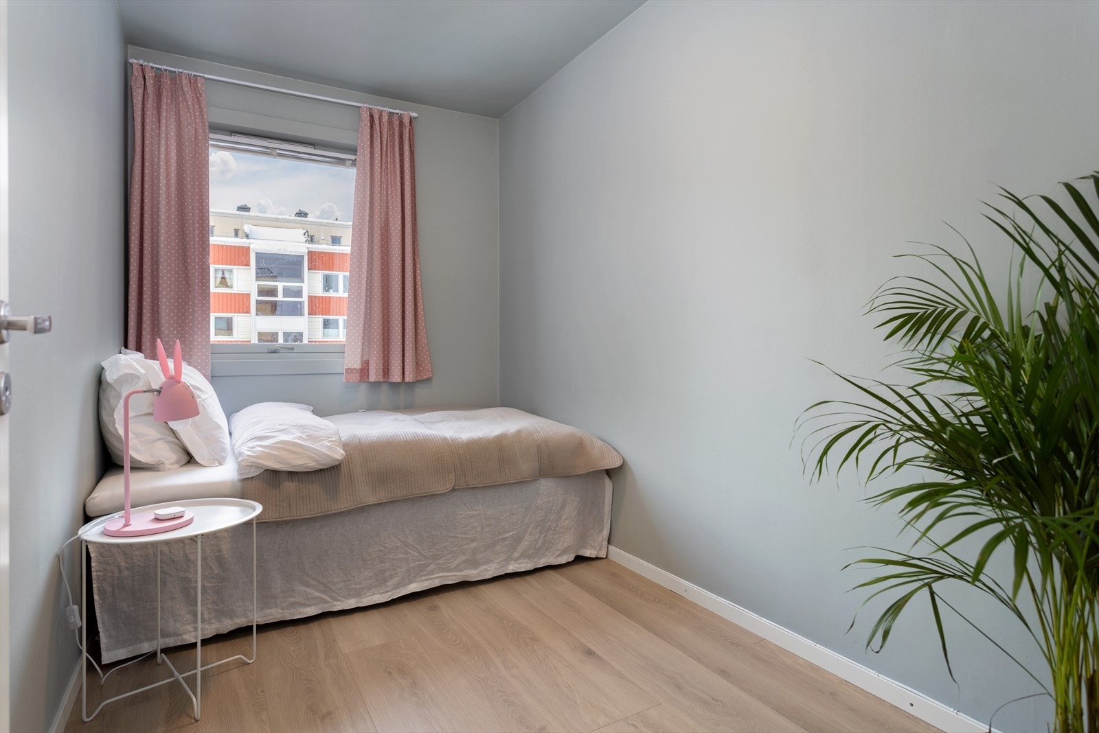 Boligen har tre romslige soverom som gir plass til både seng og oppbevaring. Galleribilde