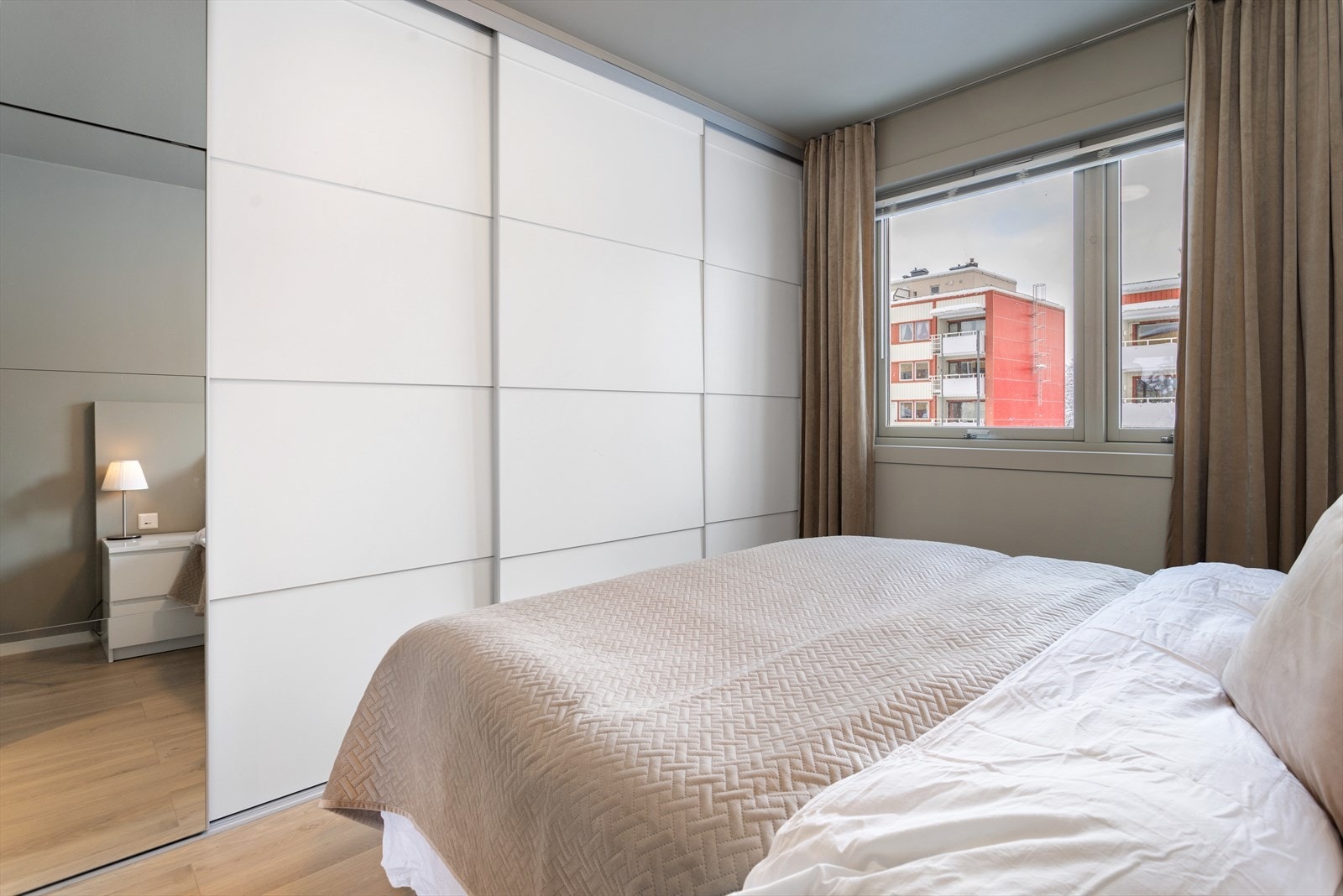 Store garderober gir rikelig med oppbevaringsplass, mens ekstra isolerte vegger og kraftige dører med dempelist sørger for en lun og fredelig atmosfære. Galleribilde