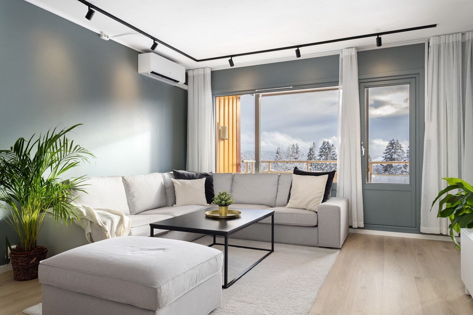 Det ble i 2024 etablert varmepumpe i stuen, som gir jevn temperatur året rundt og bidrar til lavere oppvarmingskostnader. Galleribilde